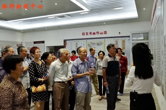 学校组织离退休教职工开展返校参观、座谈活动