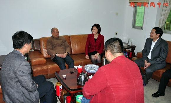 党委书记王晶率队看望慰问离退休教职工
