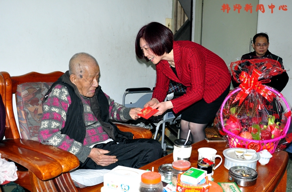 党委书记王晶率队看望慰问离退休教职工