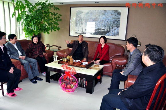 党委书记王晶率队看望慰问离退休教职工