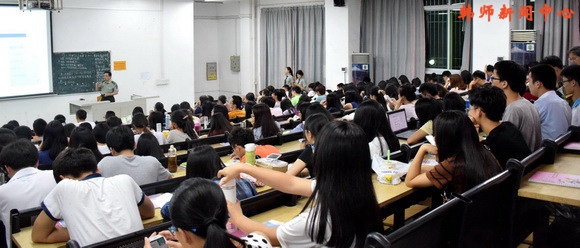 学院举办“青春健康高校行”大学生青春期健康知识讲座