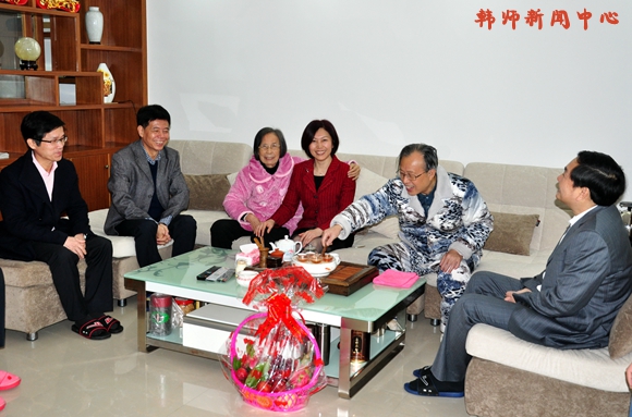 党委书记王晶率队看望慰问离退休教职工